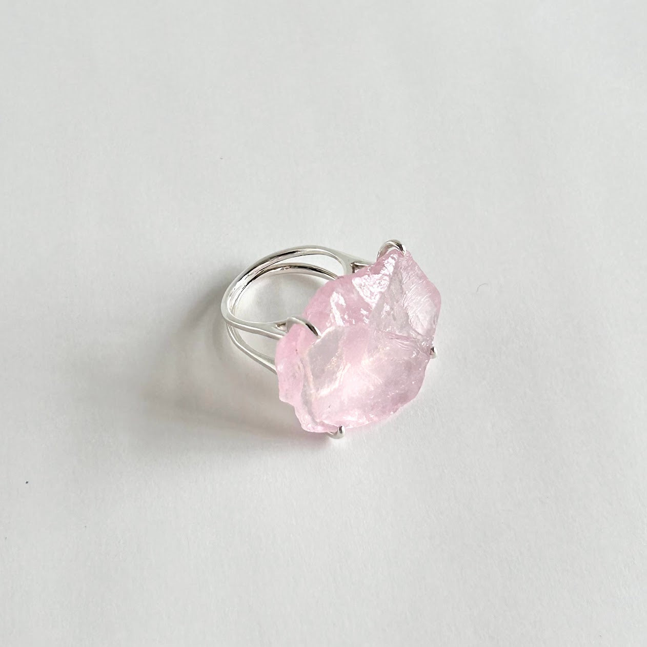 ROSE QUARTZ ROUGH STONE RING  F690